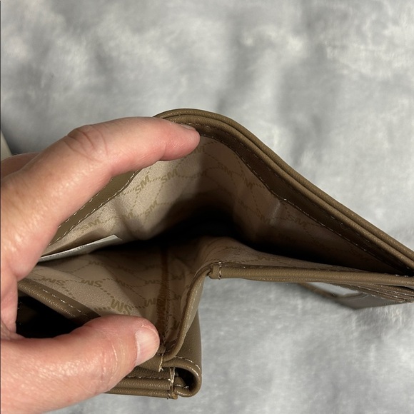 Steve Madden “Brubi” Tan Wallet with Snap and 2/3 Zip Around Closure. - Picture 3 of 5